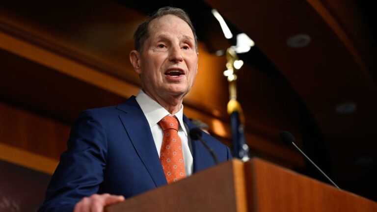 Sen. Wyden introduces bill to curb Trump’s tariff powers