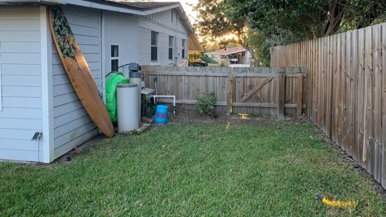 White Gravel and Concrete Stepping Stones Turned This Side Yard Into a Garden Path