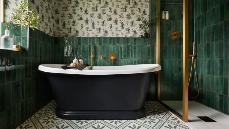 10 small en suite bathroom ideas. Stylish solutions for a small space