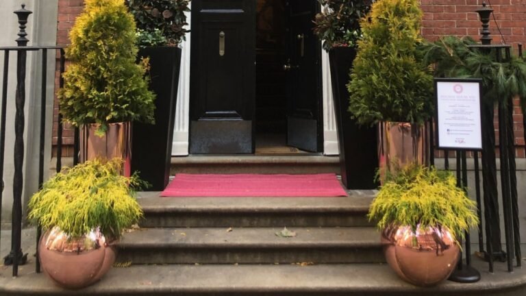 She Turned Heavy-Duty Rope Into a Doormat With the Greeting Built Right In