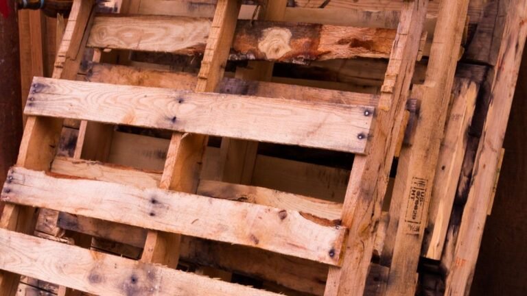 She Upcycled an Old Wood Pallet Into a Wall Shelf and Dyed the Wood Instead of Painting It