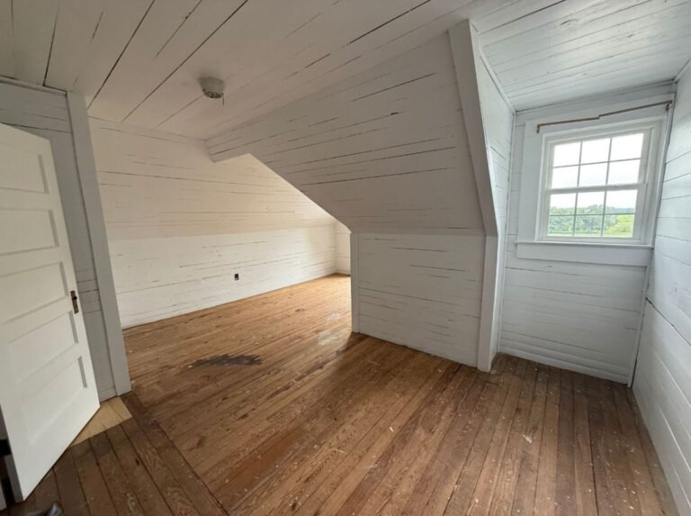 They Didn’t Straighten Out This 1908 Attic, Every Awkward Angle Became Part of the Design