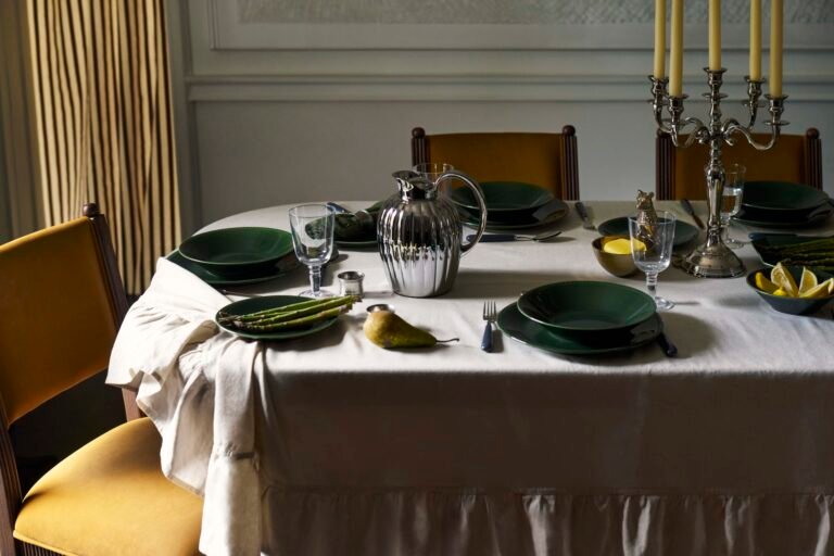 Forget White Plates, Dark Green Is the Color of the Moment |
