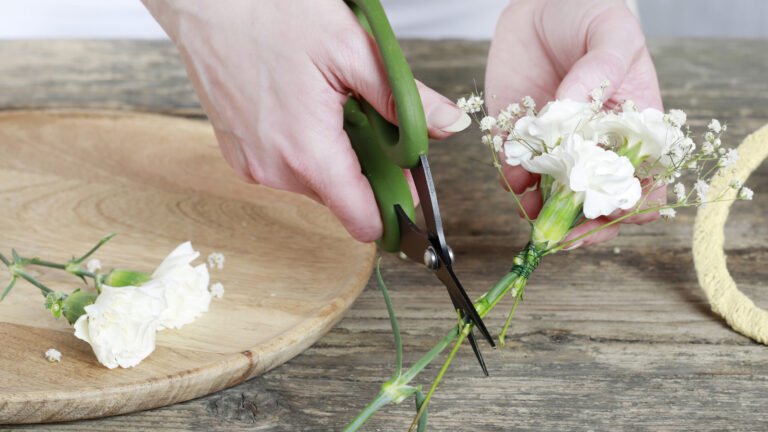 How To Make A Cute Door Wreath Out Of Wood Rounds