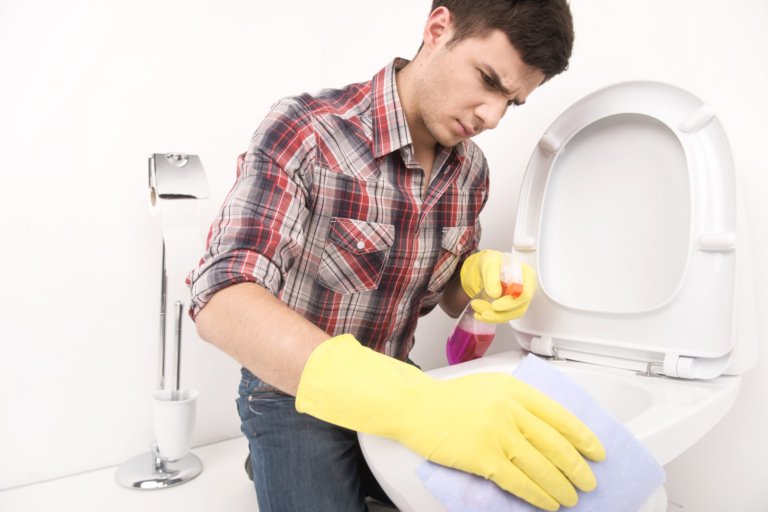 5 Overlooked Tricks for Cleaning Your Bathroom Faster