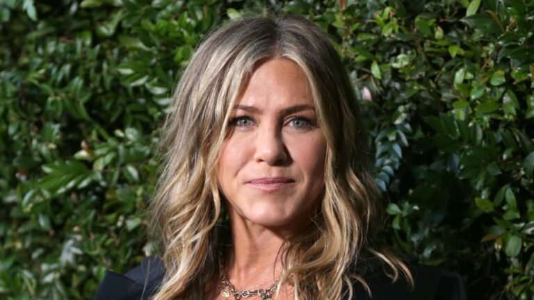 Jennifer Aniston’s Cinematic Tree Lighting Is a Fall Trend