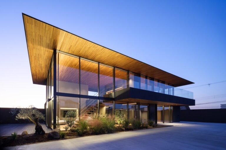 Moment House in Osaka by APOLLO Architects & Associates